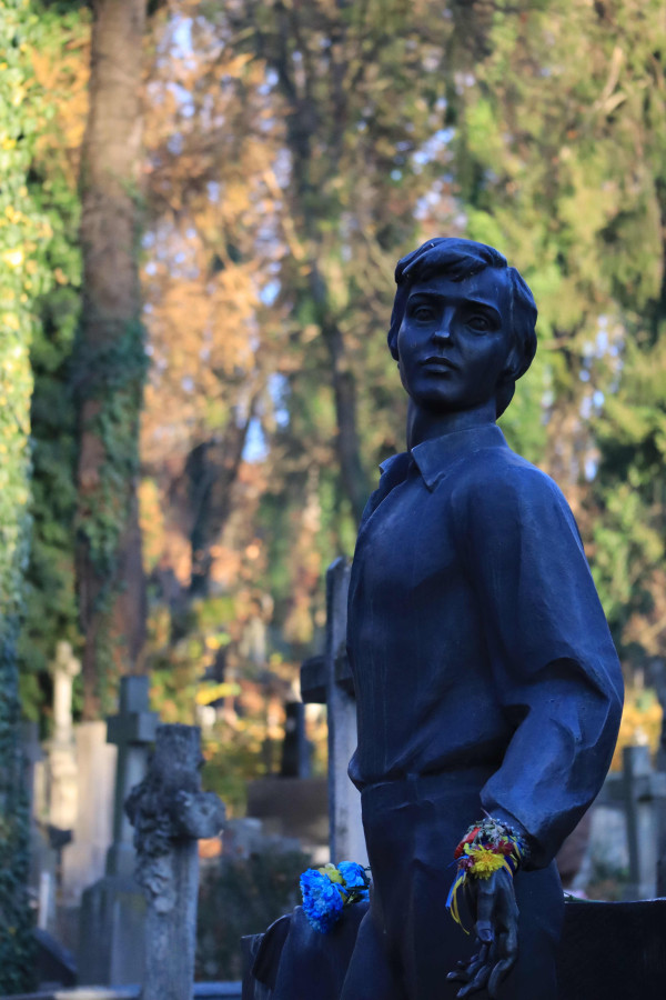 Надгробок Володимира Івасюка на Личаківському кладовищі