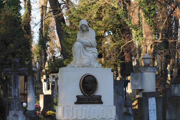 Надгробок Володимира Івасюка на Личаківському кладовищі 