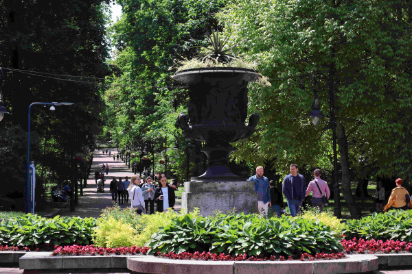 Ваза з рельєфами у парку імені Івана Франка | lviv.travel Ваза з рельєфами у парку імені Івана Франка