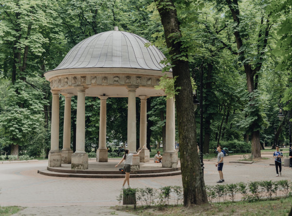 Парк Івана Франка закладений ще у XVI столітті, на території міських ланів, згодом докорінно змінений садівничим Карлом Бауером та витриманий в англійському пейзажному стилі.