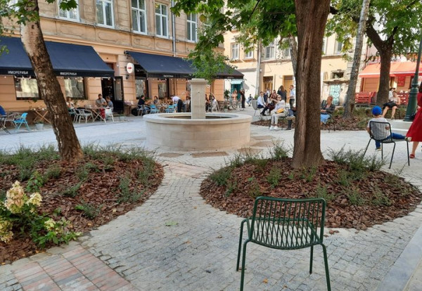 Сучасний громадський простір. У центрі локалізовано криницю у формі фонтану.
