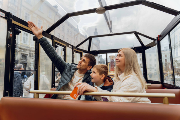 "Чому варто відвідати Львів | lviv.travel : ""Неймовірна архітектура, кава, кухня і традиції - це все про Львів, туристичну перлину і про єдине українське місто, яке входить до сотні найпопулярніших туристичних напрямків світу."";