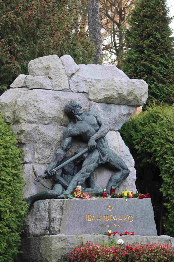 Надгробок Івана Франка на Личаківському кладовищі  |