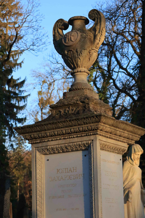 Надгробок Юліана Захаревича на Личаківському кладовищі 