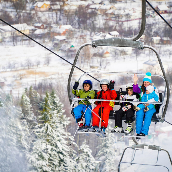 Тут ви знайдете все, що потрібно для активного зимового відпочинку: траси для катання на лижах та сноуборді, окремі траси для новачків та дітей, сноутюбінг і навіть оглядові підйоми з фудкортом на вершині гори! 