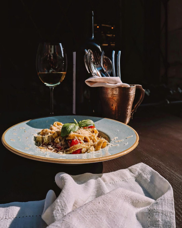 Wine & Vinyl. на Вірменській | lviv.travel Вино та вініл у Львові