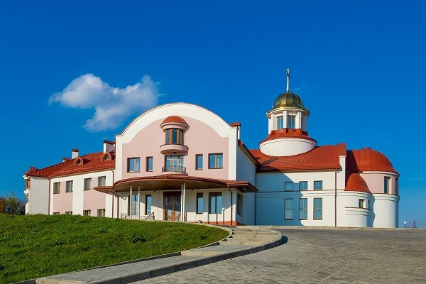 Львівські готелі з генераторами та укриттями: де безпечно зупинитись без відключень світла Львівські готелі з генераторами та укриттями: де безпечно зупинитись без відключень світла