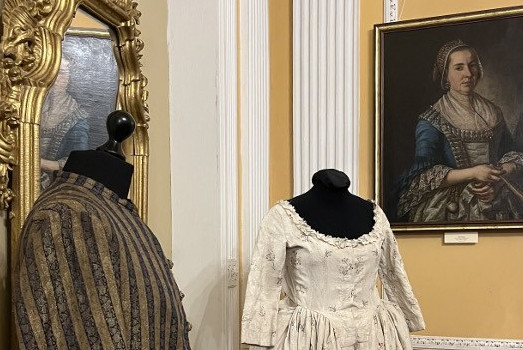 Виставка «Модні століття»